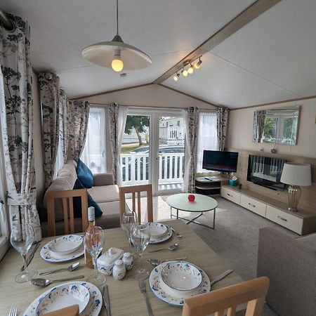 Lovely Bright And Airy Caravan On The 5 Star Shorefield Country Park Entertainment Passes Included Milford on Sea Exterior photo