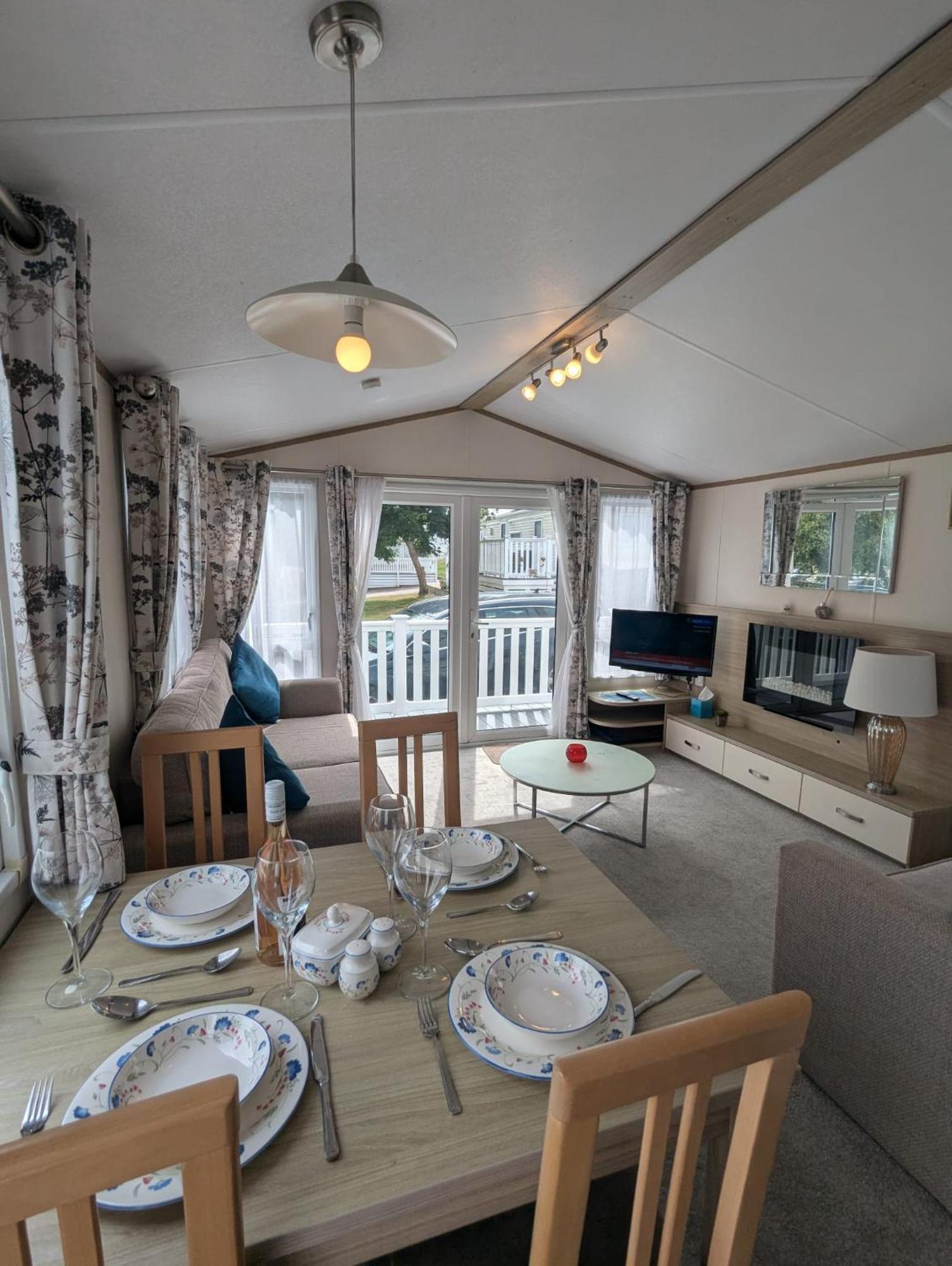 Lovely Bright And Airy Caravan On The 5 Star Shorefield Country Park Entertainment Passes Included Milford on Sea Exterior photo