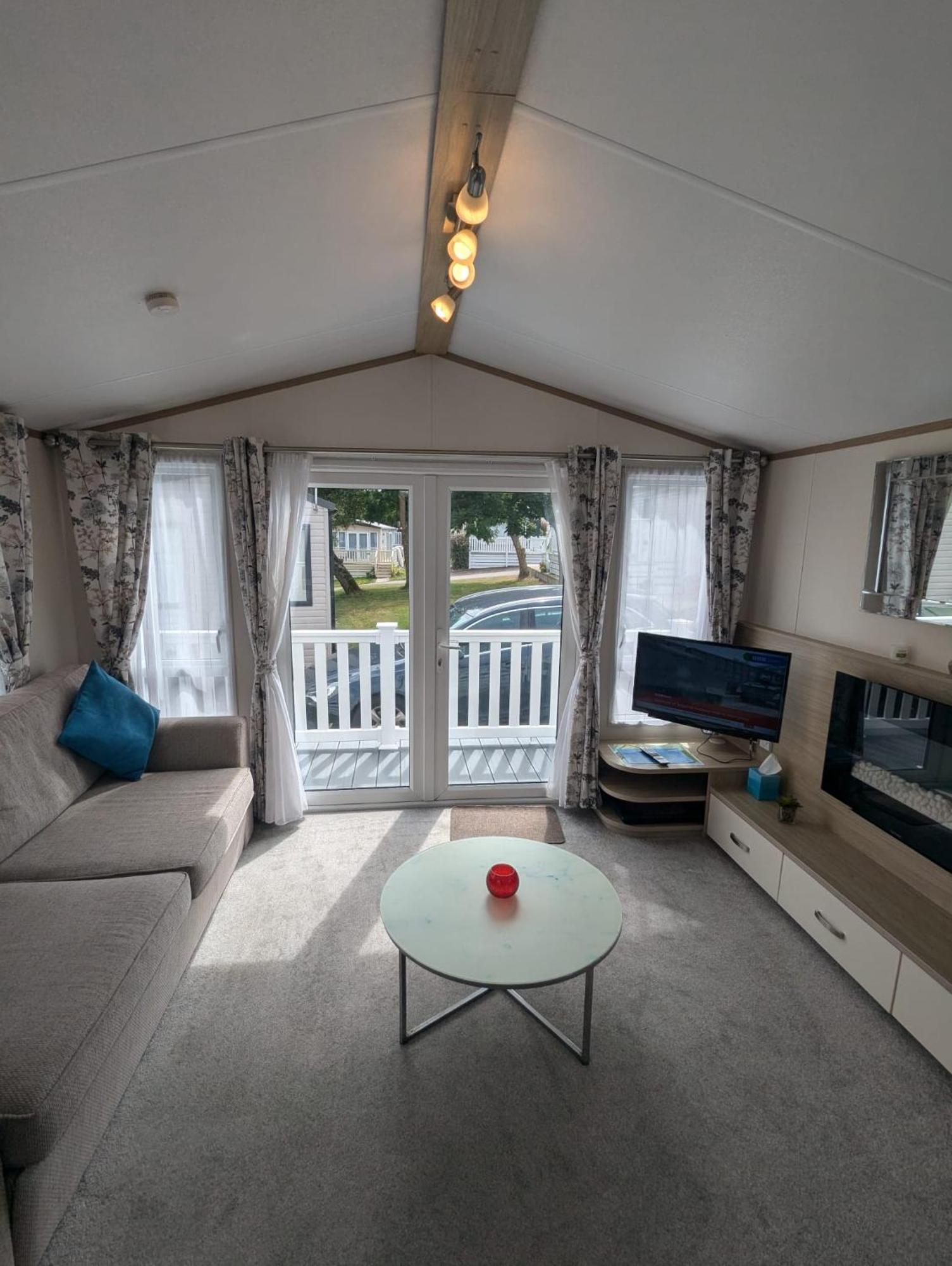Lovely Bright And Airy Caravan On The 5 Star Shorefield Country Park Entertainment Passes Included Milford on Sea Exterior photo